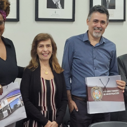 Foto em grupo do visitante com reitor, vice-reitora, diretor de Relações Internacionais e professores da UFOP